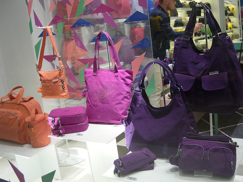 Olha só algumas das novas cores na vitrine da loja da Kipling do Pátio Batel em Curitiba.