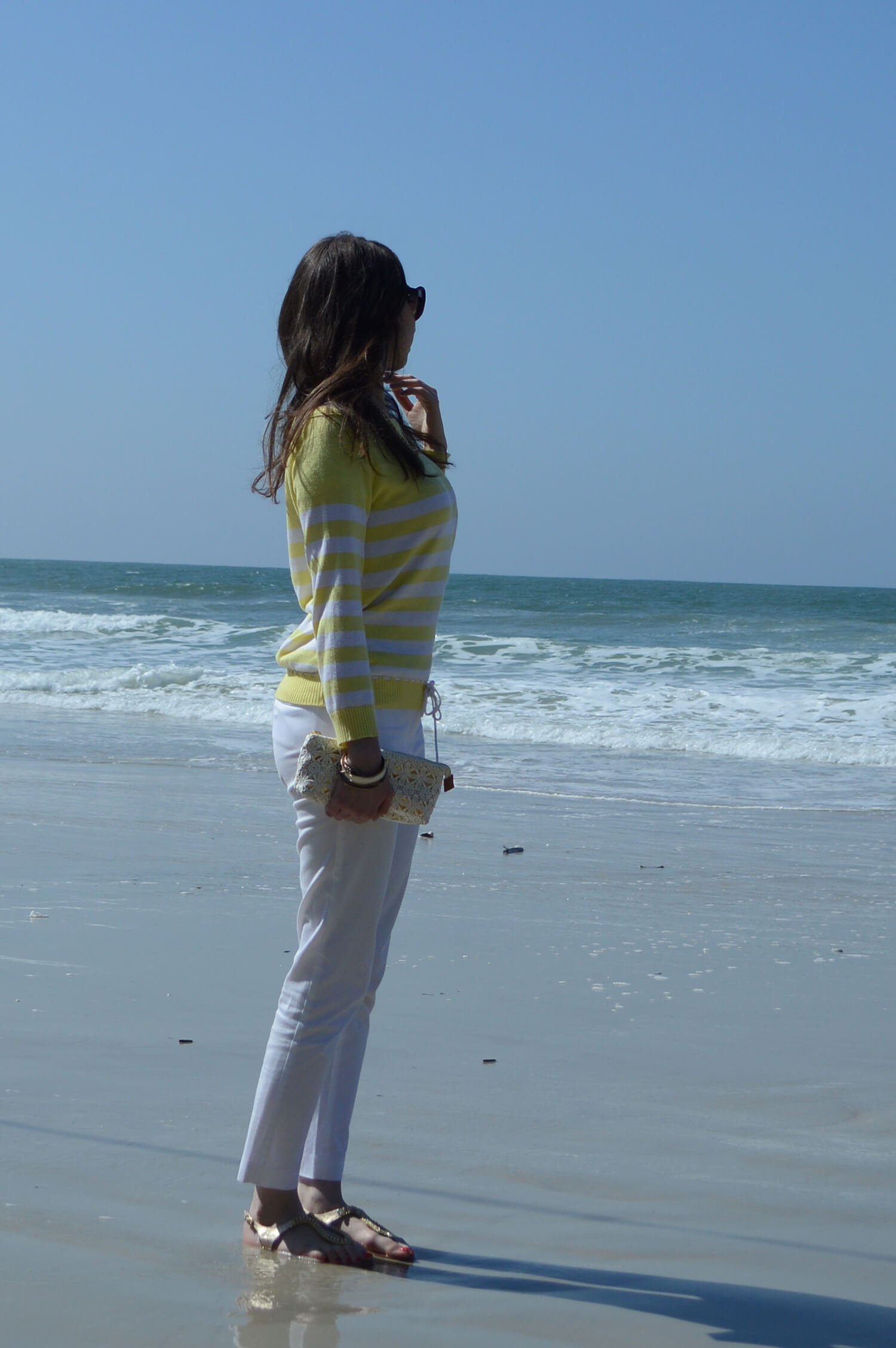 Look do dia na praia: Calça branca e tricô listrado