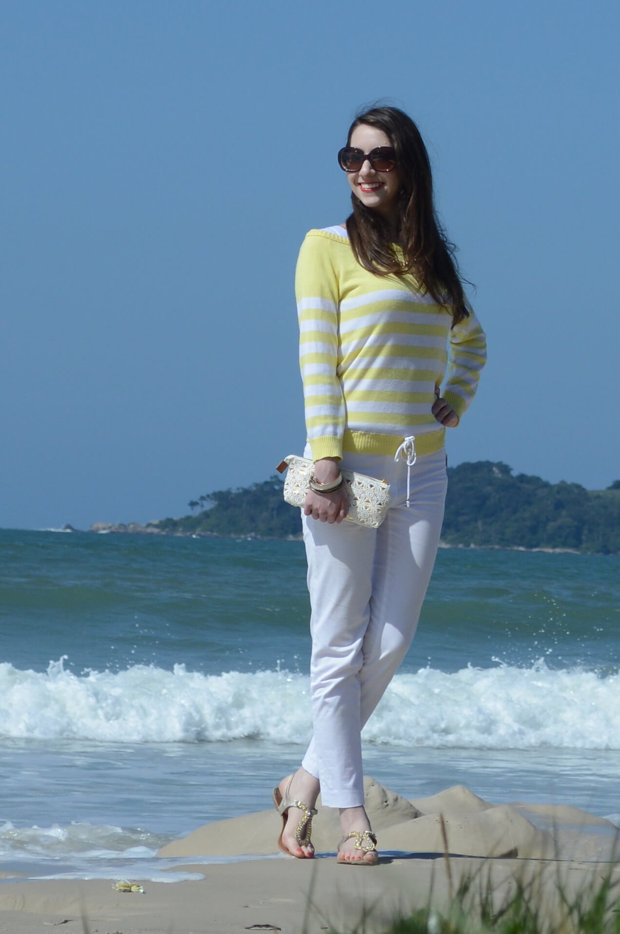 Look do dia na praia: Calça branca e tricô listrado