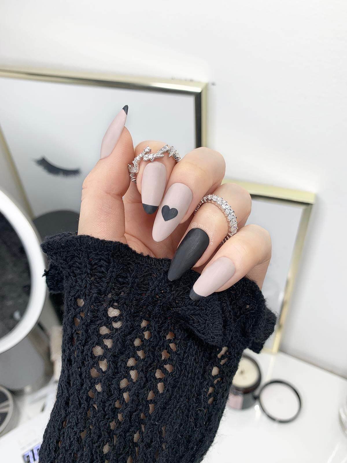 37+ Black nail art ideas to inspire you - 2000 Daily