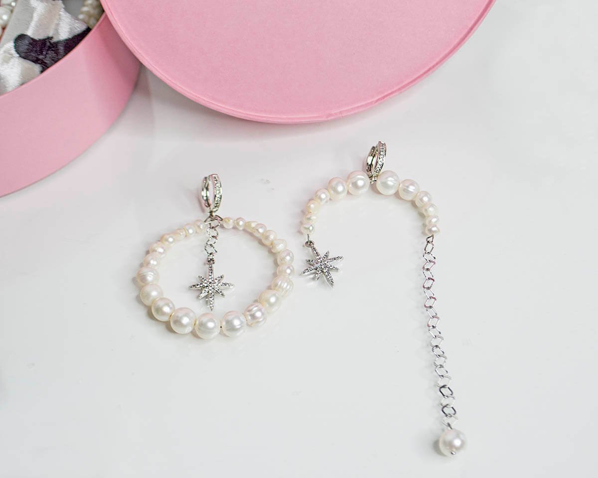 Pearl earrings by Grains de Verre