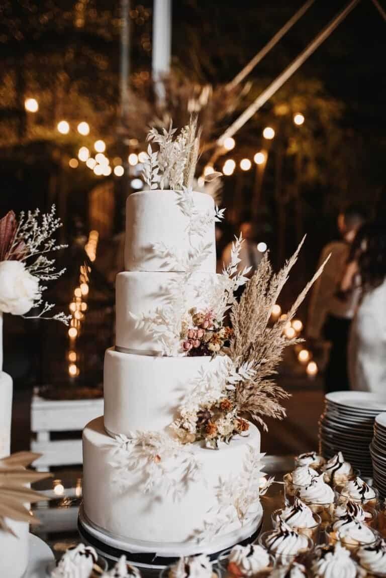 47 Simple Wedding Cakes That Will Wow Guests
