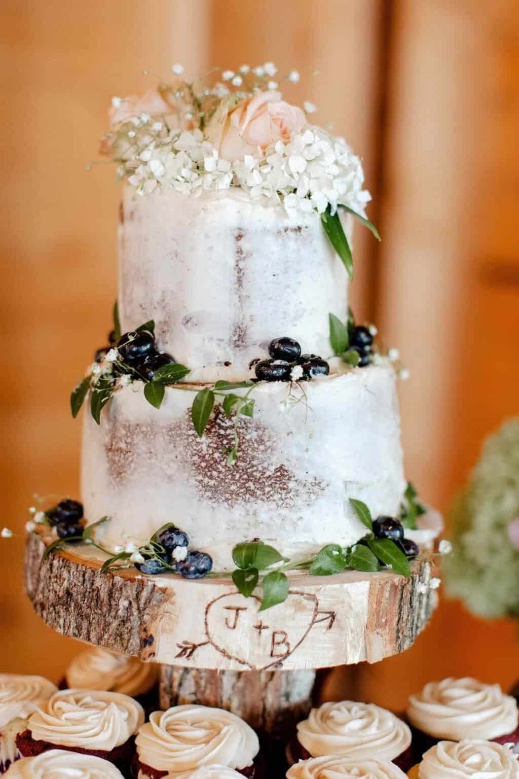 47 Simple Wedding Cakes That Will Wow Guests