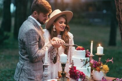 47 Elegant Simple wedding cake designs: couple cutting a beautiful wedding cake
