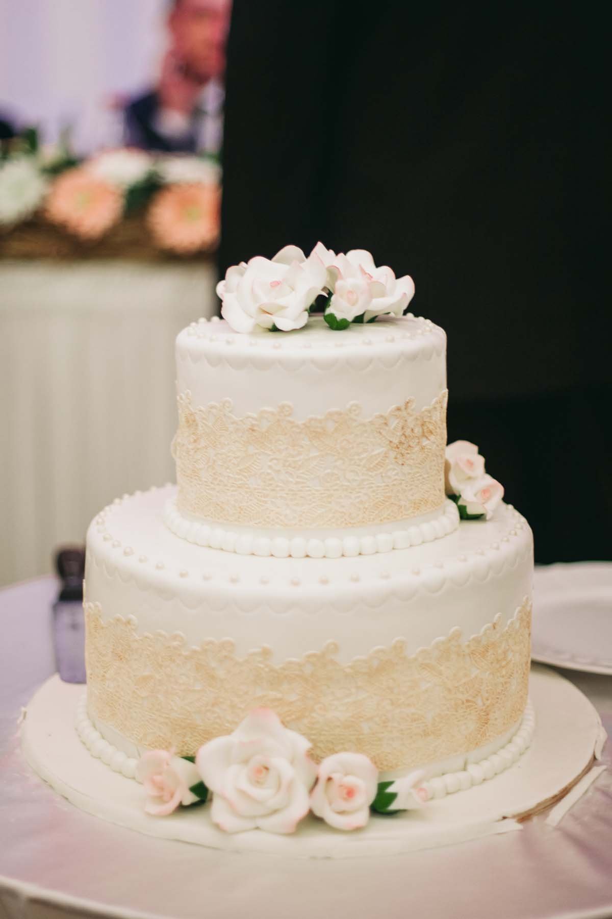 white beige 2 tiers simple cake