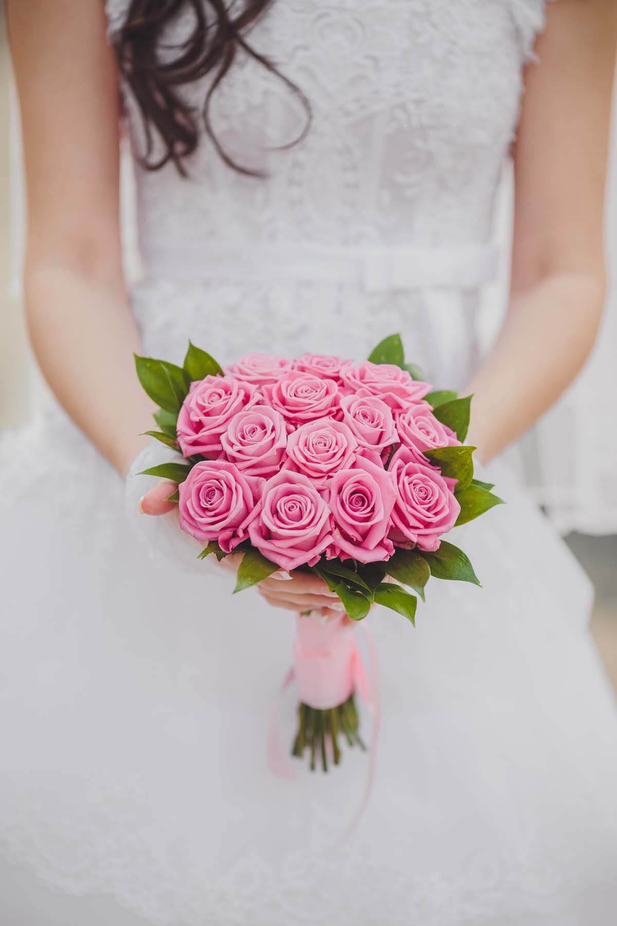 Pink roses bride bouquet: bridal bouquet styles guide
