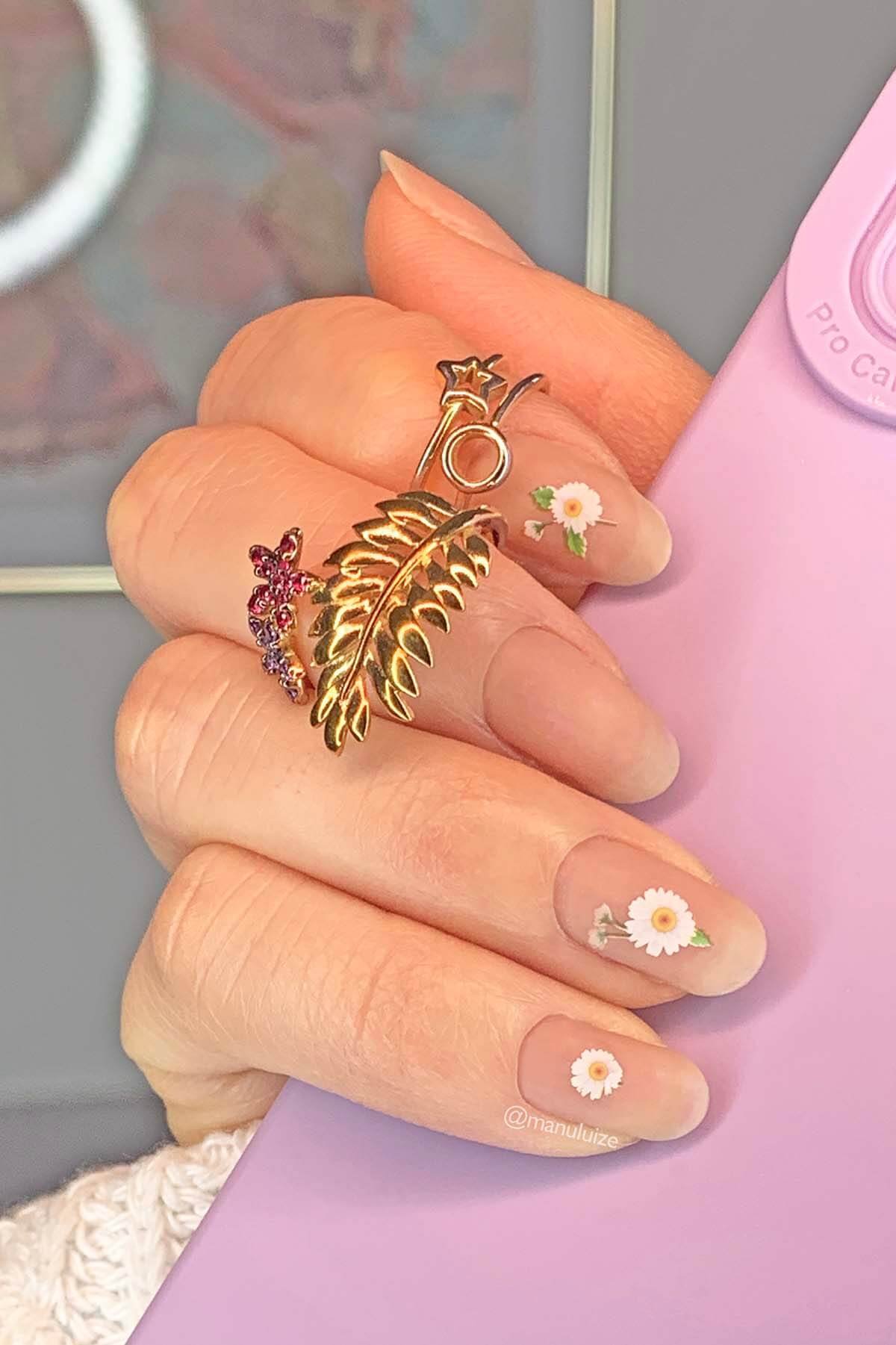 43 Cute spring nails: daisy nail art