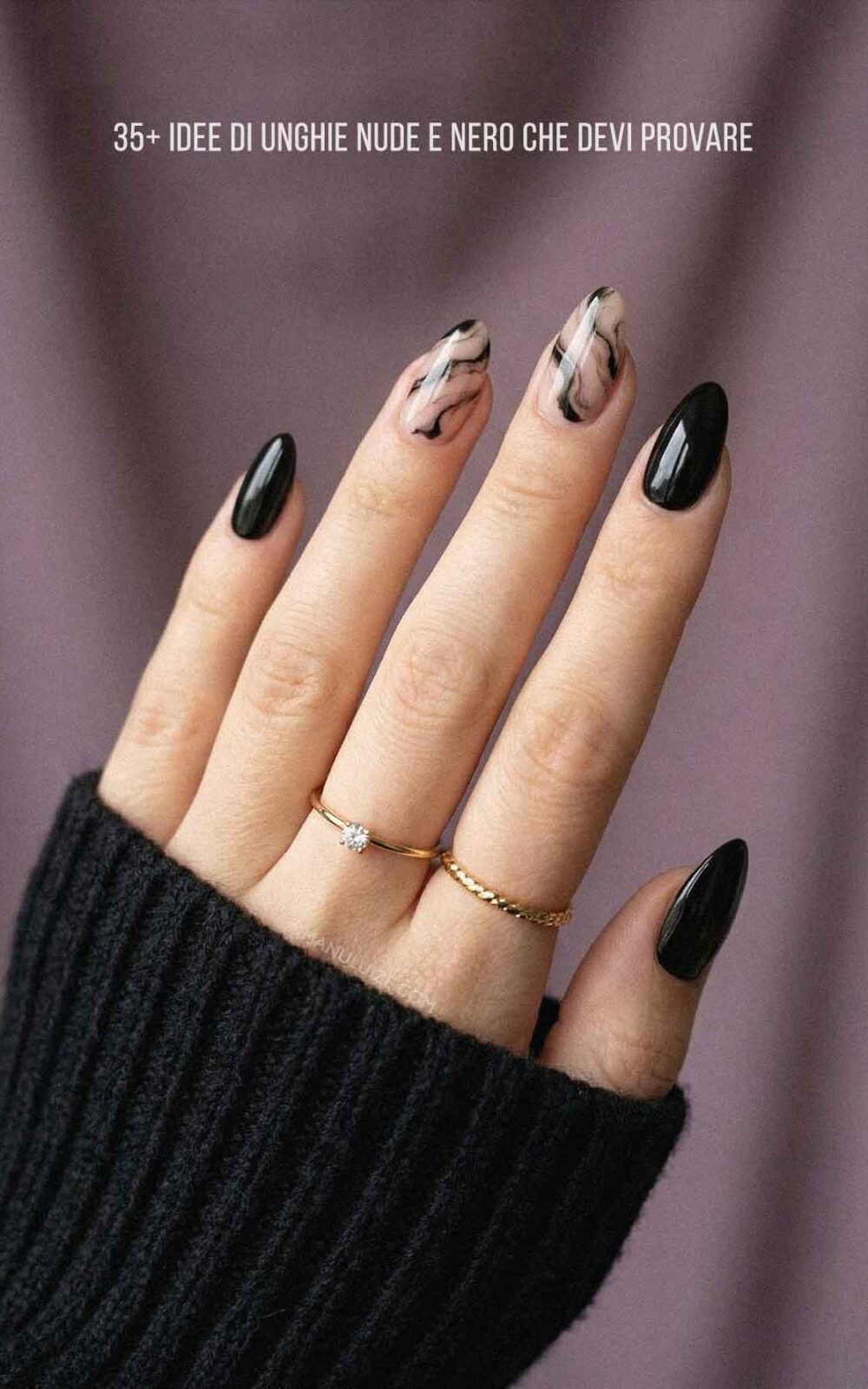 Nail art in nude e nero Nail art in nude e nero