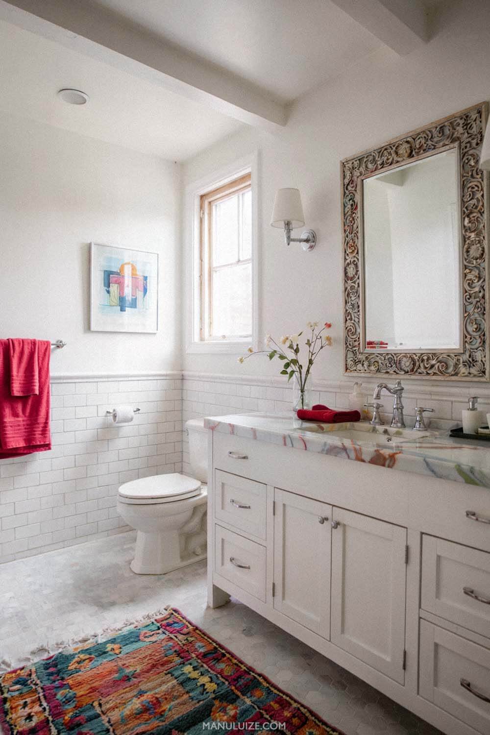 White artsy bathroom decor White artsy bathroom decor
