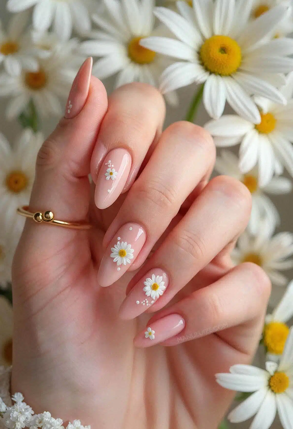 Daisy nails for spring nail art