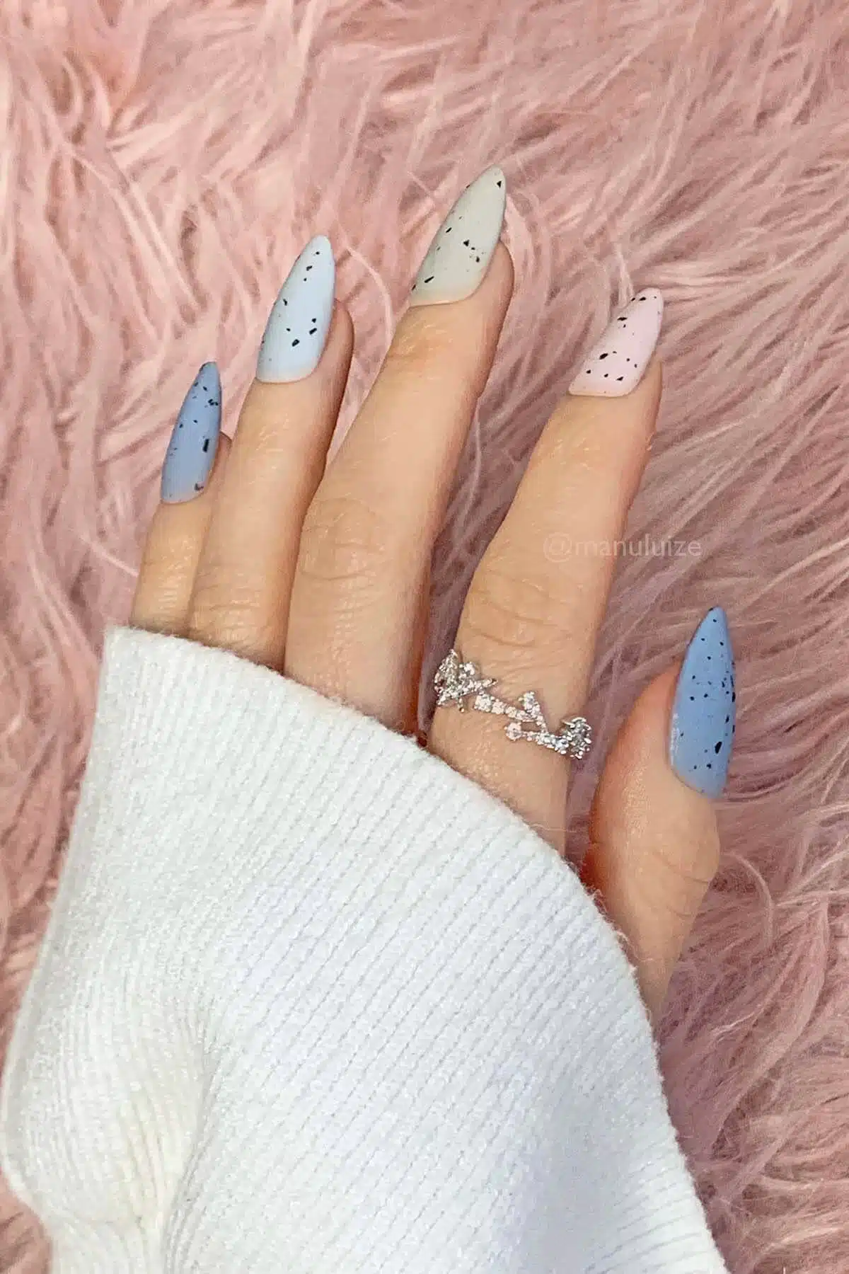 Pastel eggshell nails