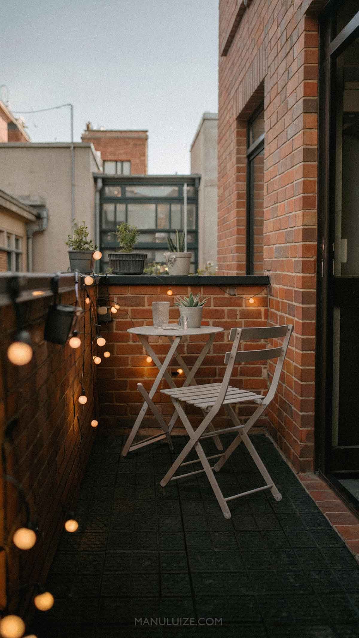 Tiny balcony decor