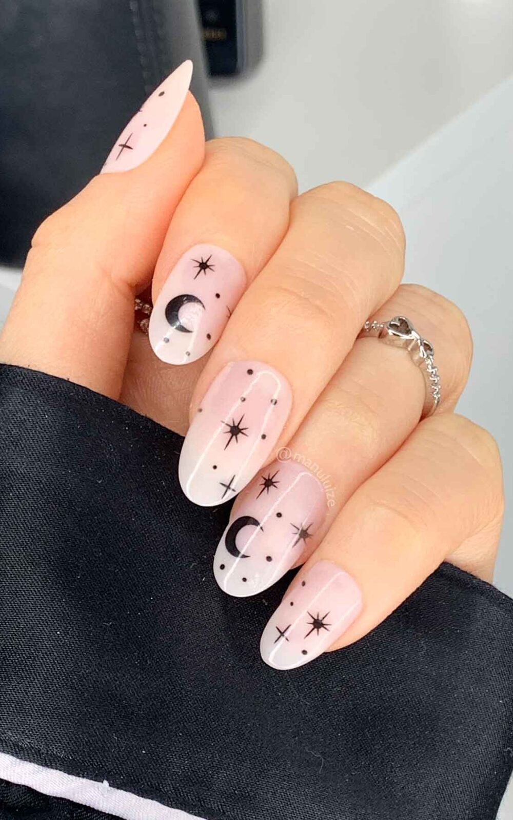 Witchy nails in nude with black stars