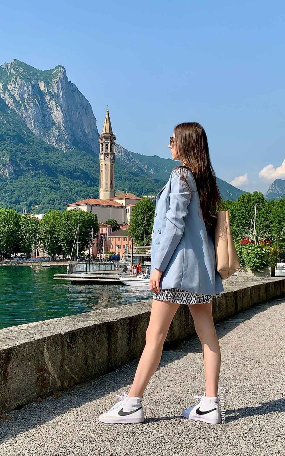 Casual chic outfit con sneakers Casual chic outfit con sneakers