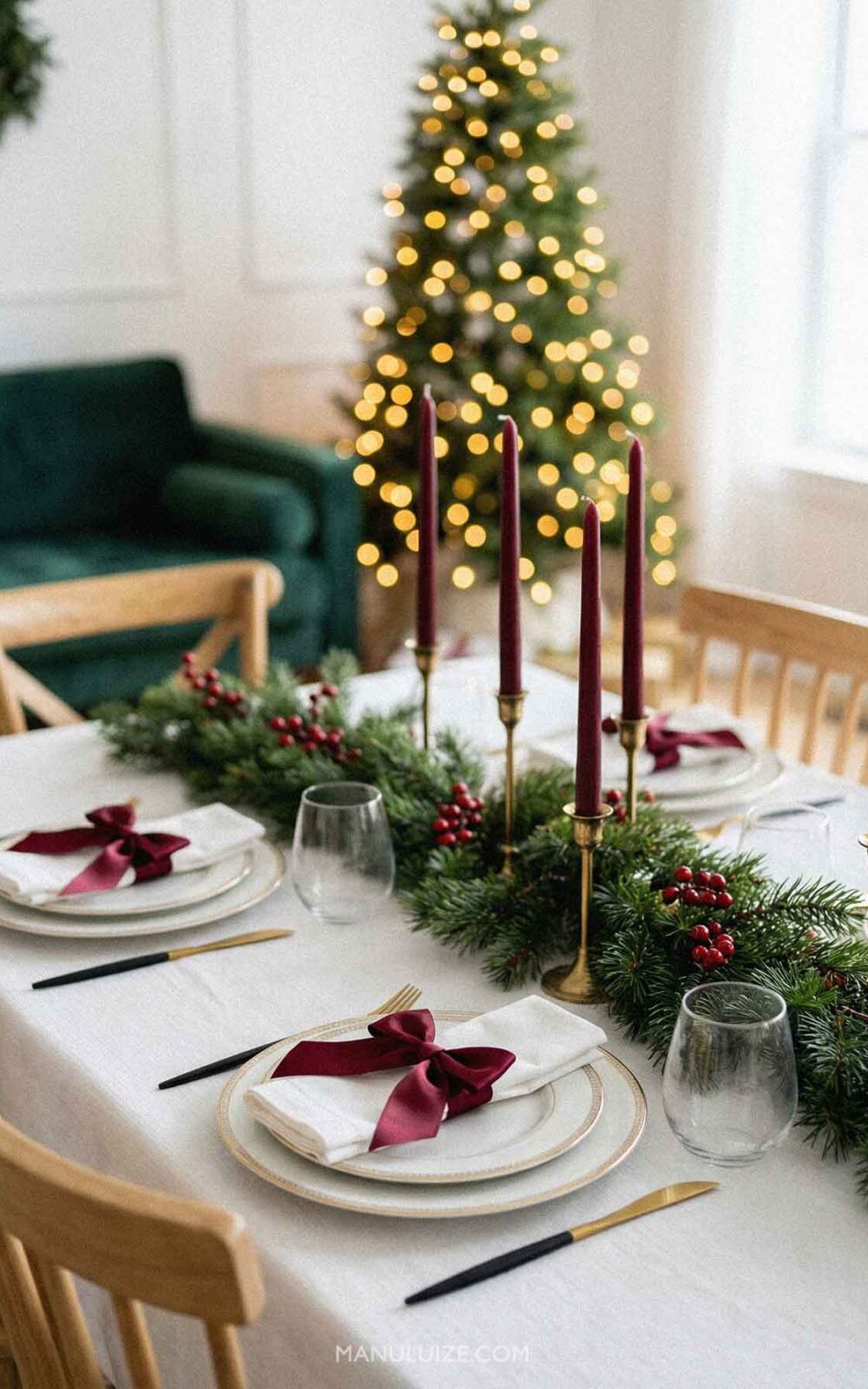 Red minimal Christmas place setting Red minimal Christmas place setting